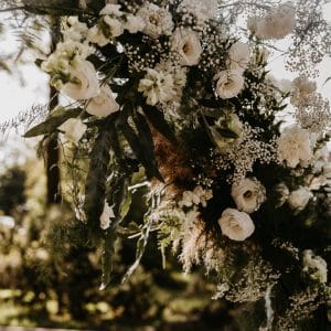 Ślub w plenerze przed Baciarską Chatą | Fot. WHITE FOX PHOTO
