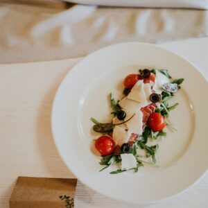 Rosbef na rukoli z serem dojrzewającym i octem balsamicznym | Degustacja 2022 | Baciarska Chata | Fot. Karol Nycz