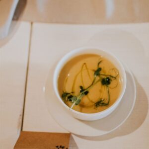 Krem z pieczonych białych warzyw z oliwą truflową | Degustacja 2022 | Baciarska Chata | Fot. Karol Nycz